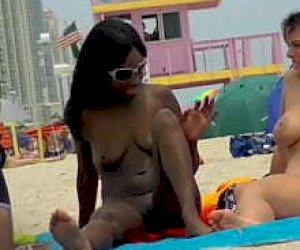 kobitka z wygoloną cipką  na plaży