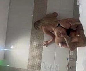 młoda dziewka z ogromnym tyłekiem jest brana na pieska