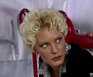 nierządnica z blond włosami odbywa podwójną penetrację