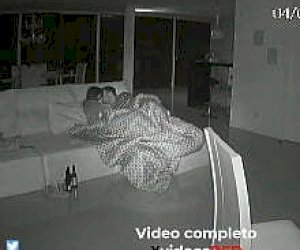 сильный пол большой баклажан кончает в общественном месте