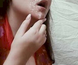 брюнетка  сосёт член дома