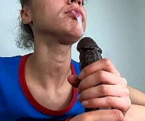 молодой человек  делает минет перед камерой