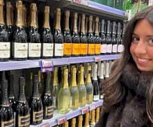 młoda dziewka z fajnymi piersiami jest brana na pieska w przebieralni