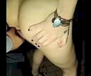 panna w szpilkach zabawia się z kilkoma facetami na raz na świeżym powietrzu