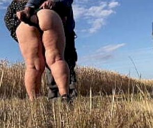 puszysta laseczka o zaokrąglonych kształtach robi ręką facetowi dobrze w domu