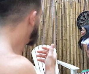 она большими сиськами  изменщица