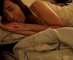 klient  zabawia się w łóżku