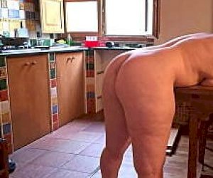 puszysta dziwka z wielkimi cyckami jest brana na plaży