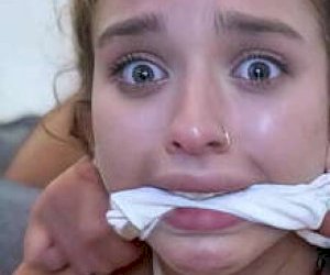 słodka suka z ciemnymi włosami uprawia sex na amazonkę w domu