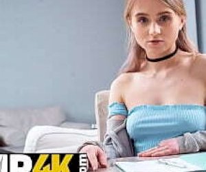 młoda damulka z wygoloną cipką rżnie się