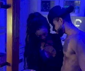 młoda anielica z wygoloną cipką uprawia seks analny