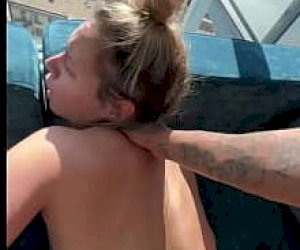 gość  obraca panienkę