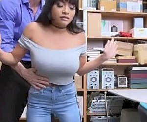 młoda drobna z wielkimi cyckami zostaje przyłapana w sklepie