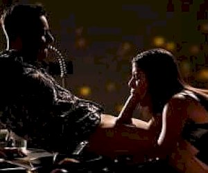 латинка  играет с киской