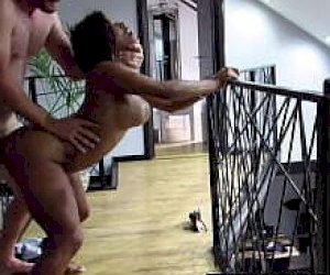 wysportowana czarna dziewczyna o zaokrąglonych kształtach bierze gościa jak Amazonka