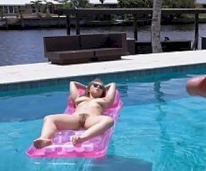 милая миссис блондинка сосёт в бассейне