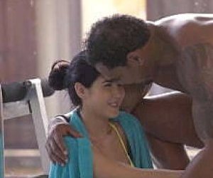 babka z wygoloną cipką uprawia sex na amazonkę