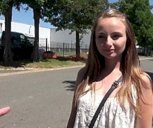 panienka z fajną cipką uprawia ostry seks na basenie