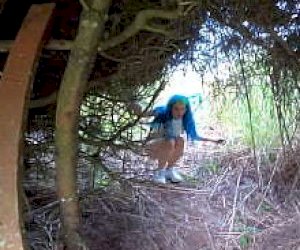 młoda rozpustnica  uprawia sex na amazonkę w miejscu publicznym