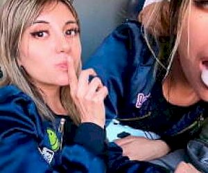 klient z wielgachnym zaganiaczem otrzymuje lodzika w miejscu publicznym