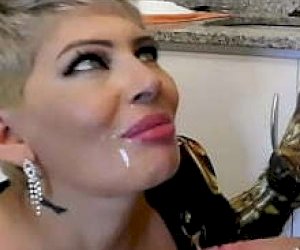 żona bez doświadczenia wkłada kutasa głęboko do gardła