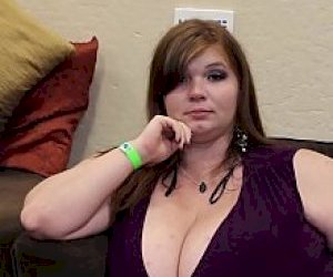 grubiutka duża piękna kobieta z puszystym ciałem