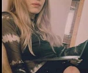 wytatułowana gąska bez doświadczenia wkłada kutasa głęboko do gardła w domu