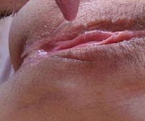 młoda azjatka  piszczy