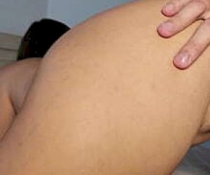 zaokrąglona klientka z ciemnymi włosami dostaje spermę do środka w domu