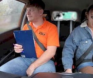 facet z ogromną pałą bzyka ostro panienkę w miejscu publicznym