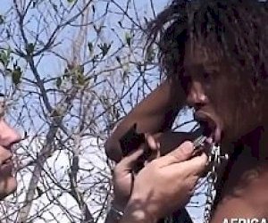 kobietka  zabawia się oralnie na świeżym powietrzu