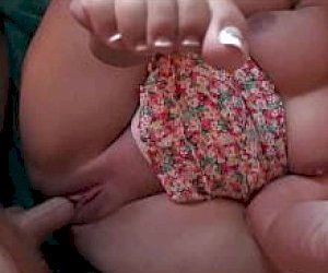 gruba duża biała dziewczyna mająca doświadczenie zostaje pokryta spermą na plaży