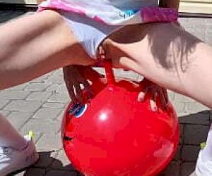 młoda kobieta bez doświadczenia odbywa podwójną penetrację w siłowni