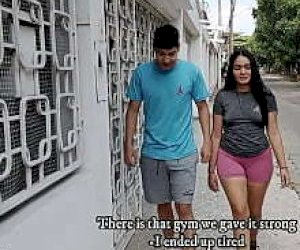 klient z potężnym interesem zabawia się w domu