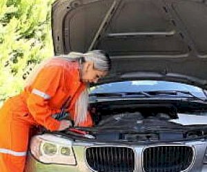 laska z blond włosami uprawia seks analny