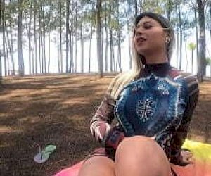 very naughty babe like to play hard does anal sex on the beach