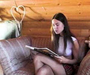 малолетка женская дырочка с тонким силуэтом облита спермой дома