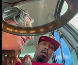 seksowana dziewuszka z blond włosami ujeżdża na świeżym powietrzu