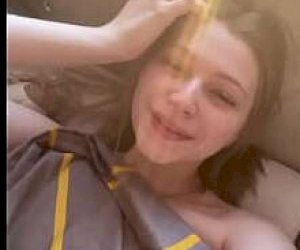 osiemnastka z blond włosami robi ręką facetowi dobrze w domu