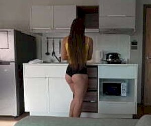 seksowana brunetka bez doświadczenia świntuszy stopami w domu