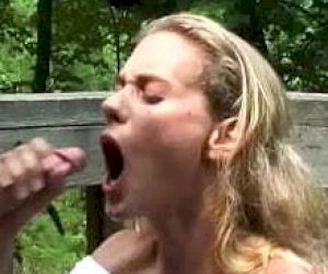 duży facet  bzyka panienkę na świeżym powietrzu