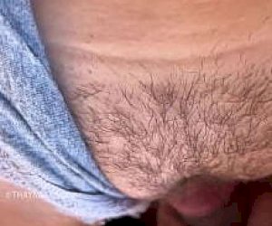 волосатая девочка классная киска счастлива от спермы