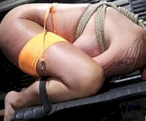 wytatułowana pinda z blond włosami zostaje zakneblowana