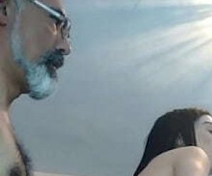 dzieweczka z fajną cipką jest brana na pieska