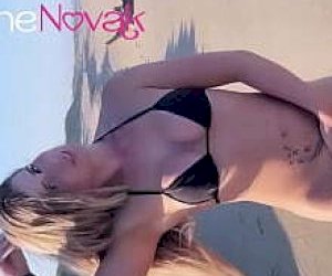 zaokrąglona klientka ze sztucznymi cyckami jest brana na pieska na plaży