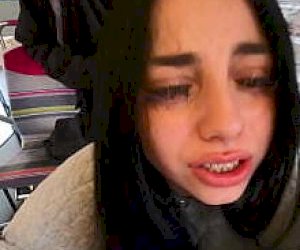 mężczyzna   w miejscu publicznym