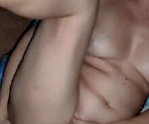 żona z ciemnymi włosami świntuszy stopami w domu