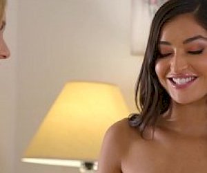 маленького телосложения путана сексуальное белье мастурбация