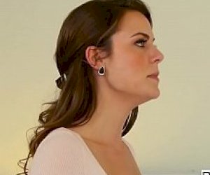 dude  is squirting on the miss