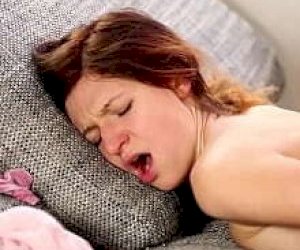 ruda panienka w seksownej bieliźnie dochodzi